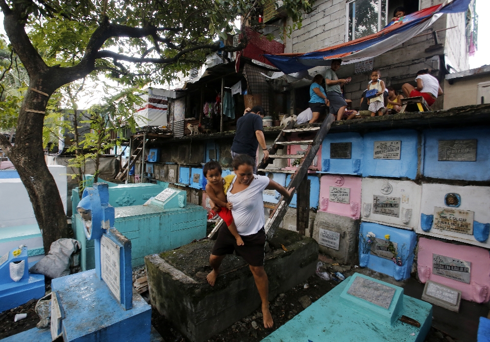 Binlerce Filipinli mezarlıkları ev edindi