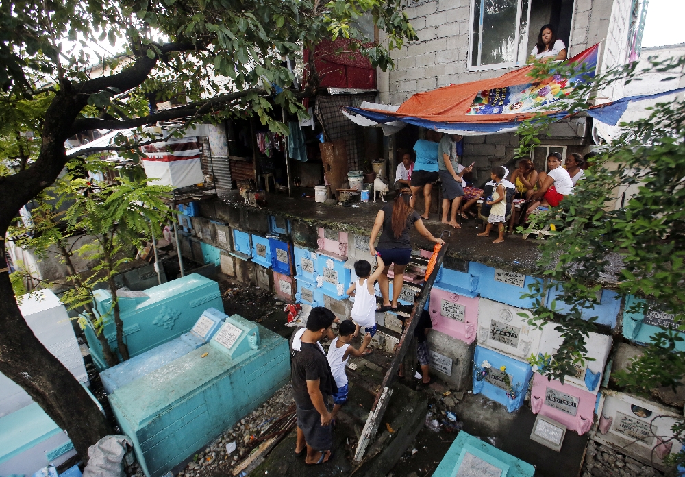 Binlerce Filipinli mezarlıkları ev edindi
