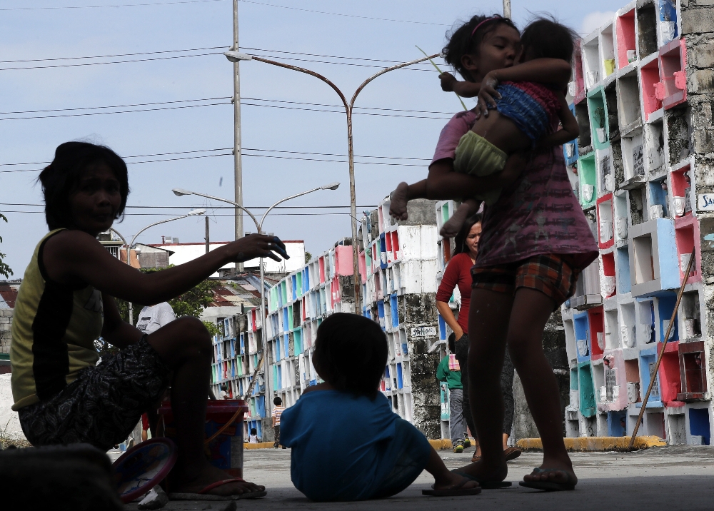 Binlerce Filipinli mezarlıkları ev edindi