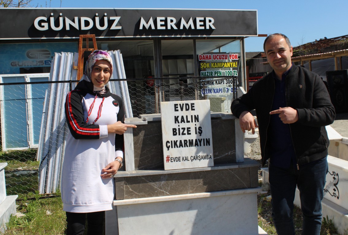 Mezar taşı ile ilginç çağrı: 'Evde kalın, bize iş çıkarmayın'