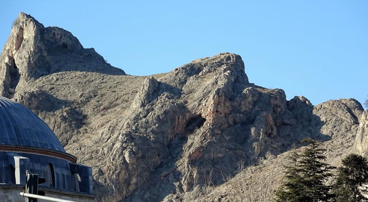 Fotoğraf çekerken tesadüfen fark edildi: Kalede beliren insan silueti dikkat çekiyor