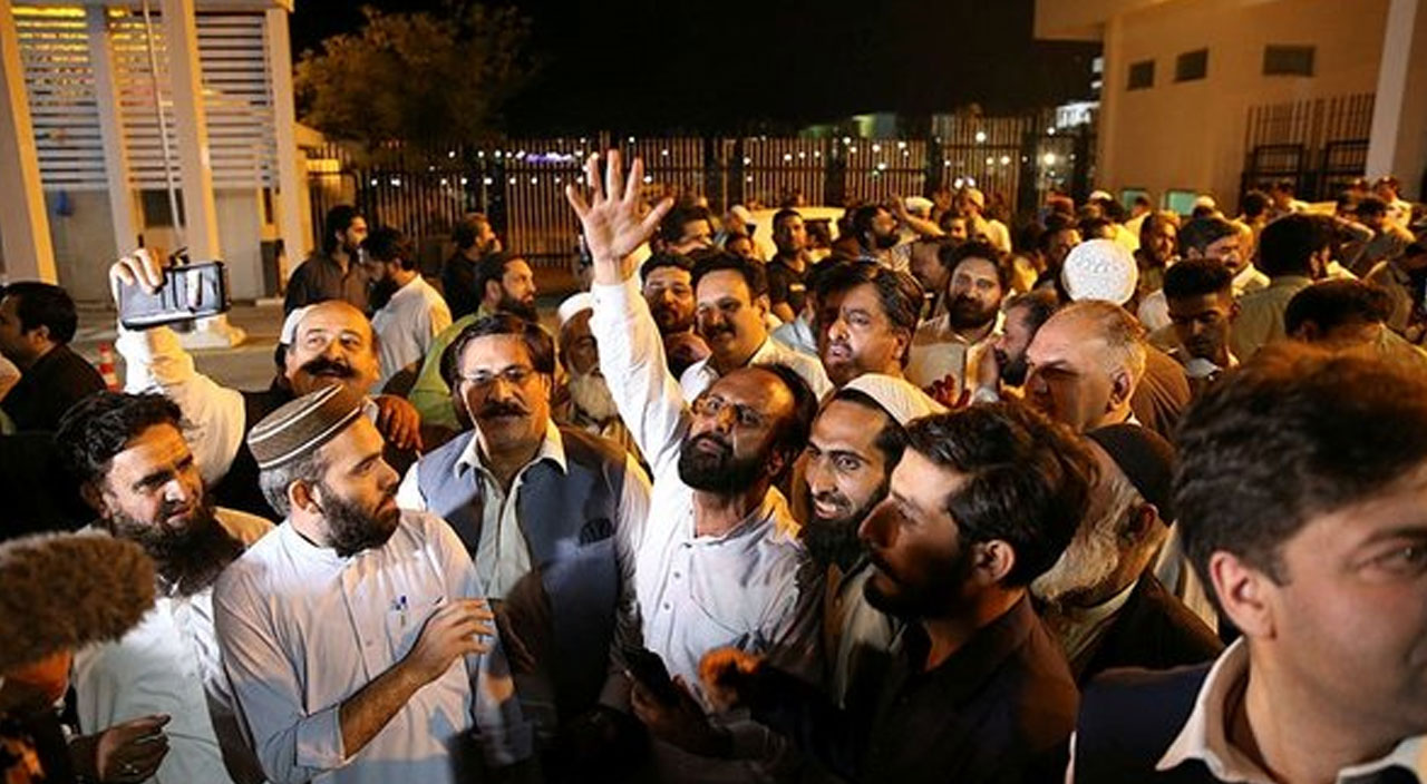 Pakistan’da görevden alınan İmran Han’ın yerine Şahbaz Şerif’in gelmesi bekleniyor