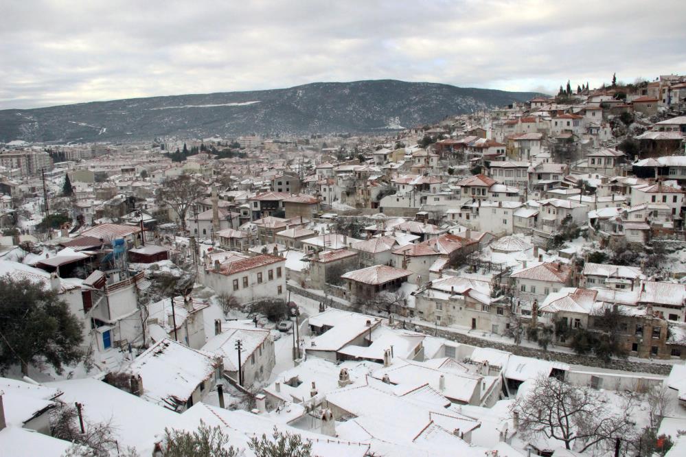Tarihi Muğla evlerini kar kapladı Tarihi Muğla evlerini kar kapladı