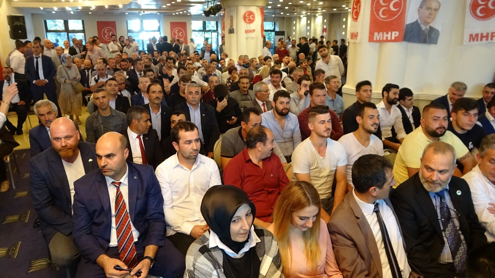 Partilerinden ayrılan İYİ Partililer rozet takarak MHP'ye geçti