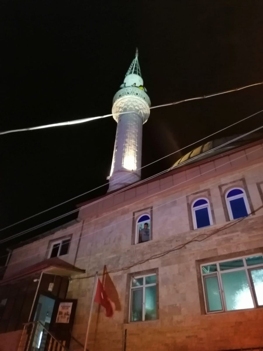 İntihar etmek için çıktığı minarede bayıldı