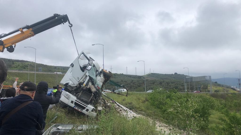 Mıcır yüklü kamyon devrildi, sürücüsü hayatını kaybetti
