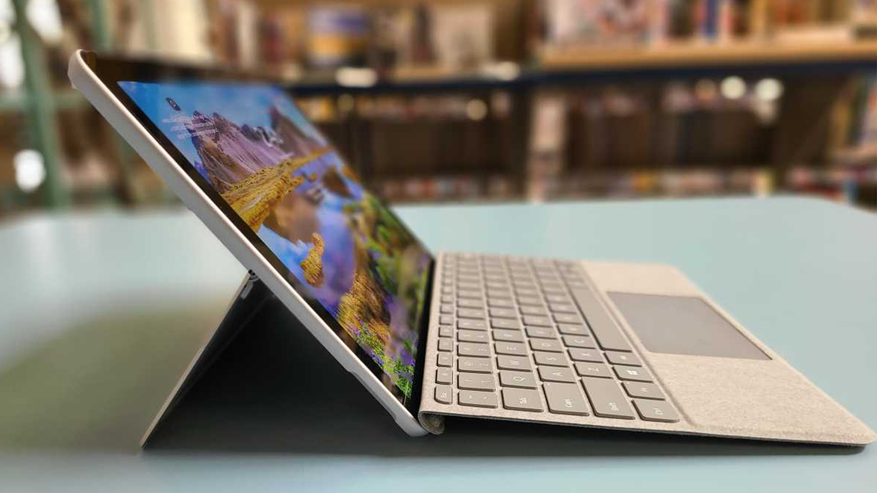 Microsoft, mat siyah Surface Go 3 tabletini piyasaya sürdü