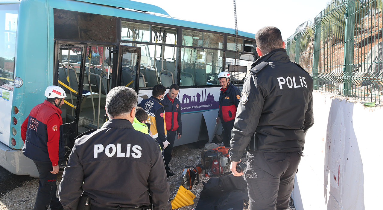Şanlıurfa'da midibüs ile AFAD aracı çarpıştı: 1 ölü, 3 yaralı