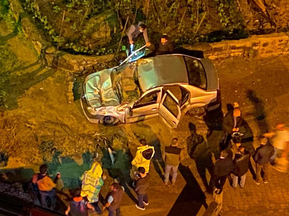 Arabanın üstüne beton mikseri düştü