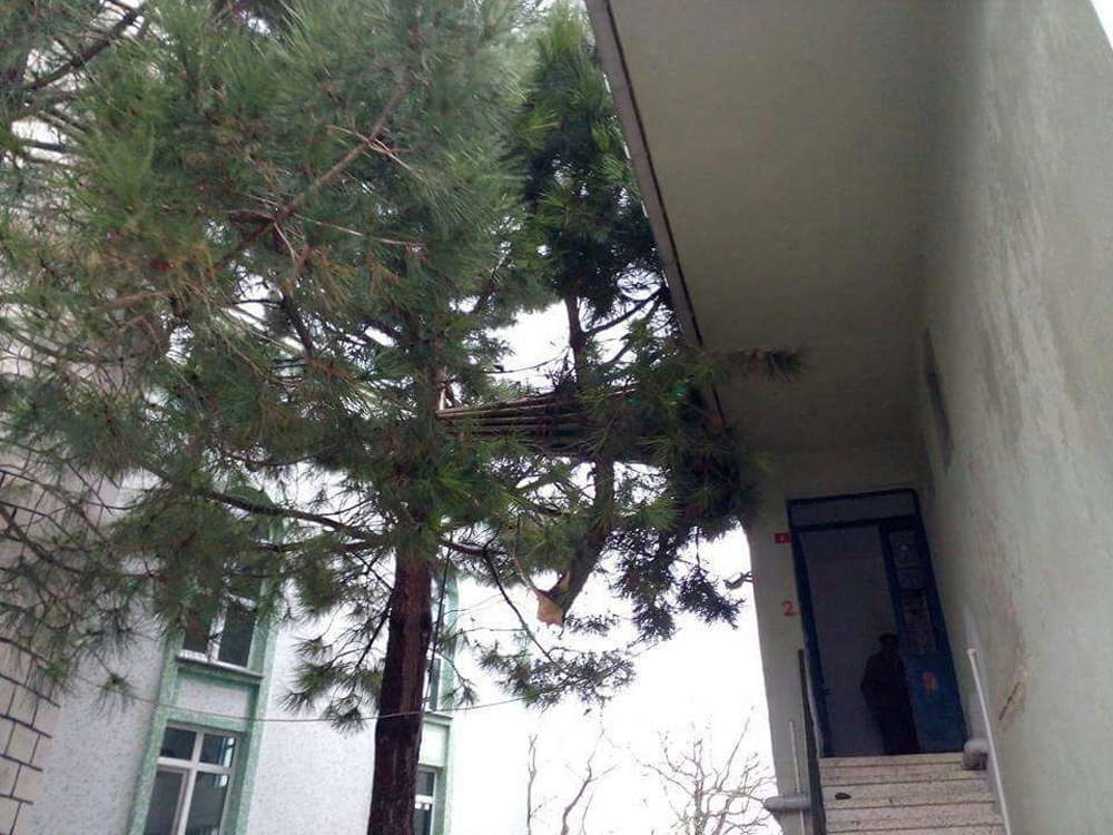 İstanbul'da fırtına cami minaresini yıktı