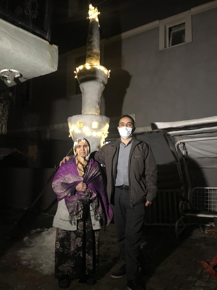 İstanbul için kar duası kabul olunca kardan minare yapıp ezan okuttu