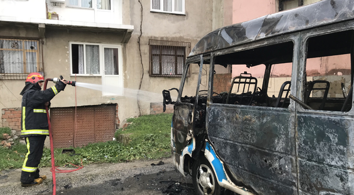 Park halindeki minibüs alev alev yandı