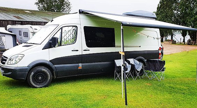 Minibüsünü tam donanımlı eve dönüştürdü