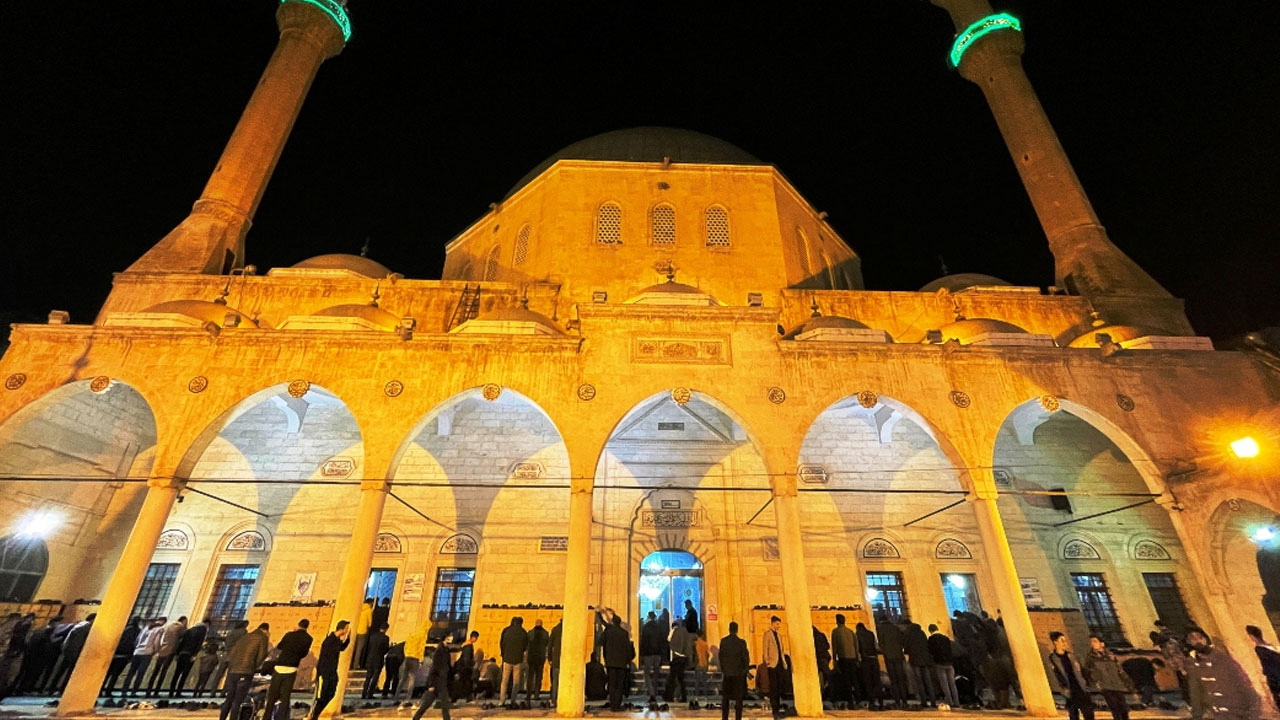 Miraç Kandili'nde camiler doldu taştı, eller duaya açıldı