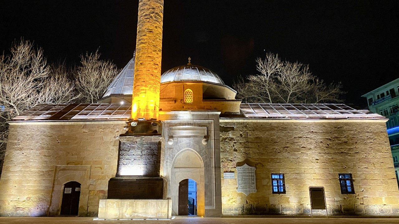 Miraç Kandili'nde camiler doldu taştı, eller duaya açıldı