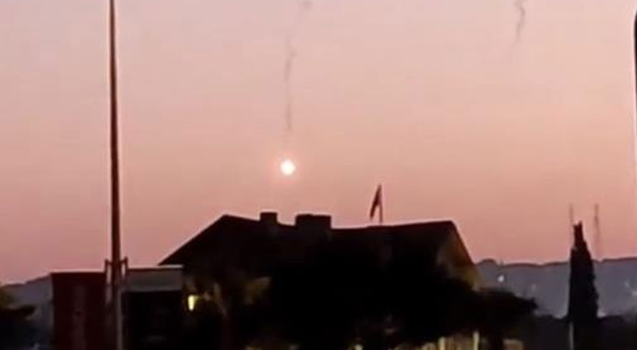 Balıkesir’de gökyüzünden yanarak düşen cisim heyecana sebep oldu