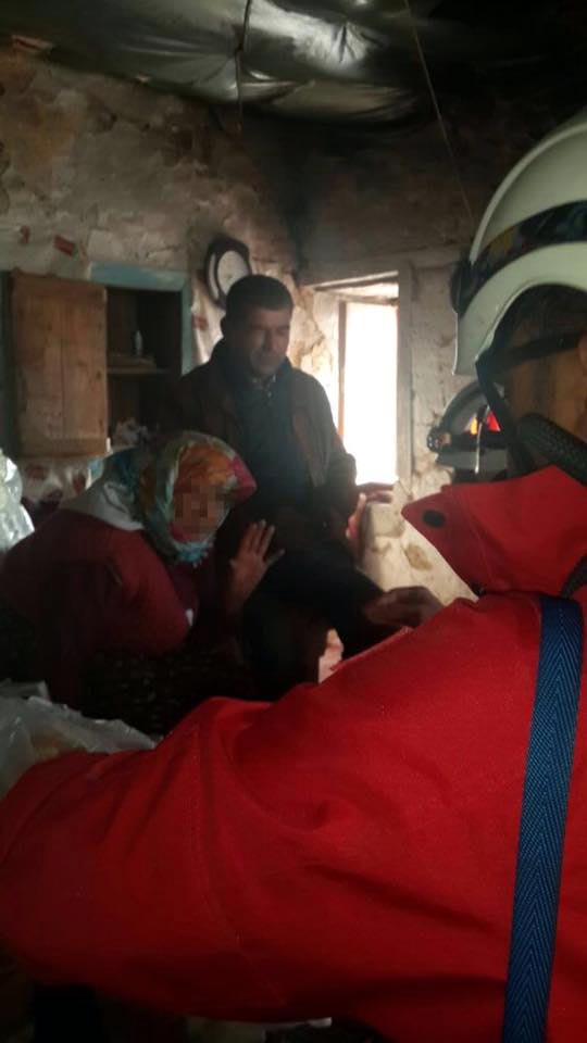 2,5 metre karda mahsur kalan 8 kişi kurtarıldı