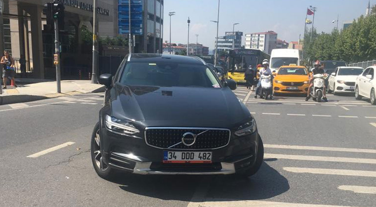 Mostafa Mohamed'in lüks cipi İstanbul'da yayaya çarptı! Galatasaraylı futbolcunun başı belada