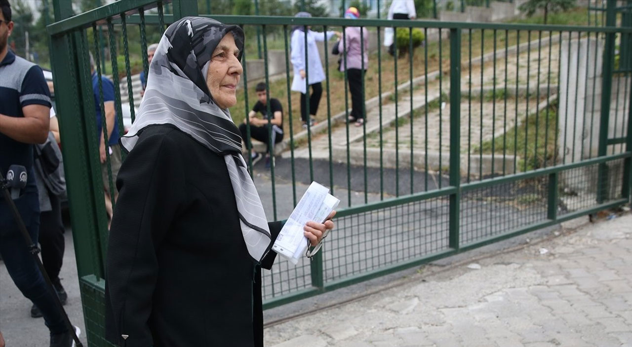 Ordu'da 84 yaşındaki kadın üniversite sınavına girdi Ordu'da 84 yaşındaki kadın üniversite sınavına girdi