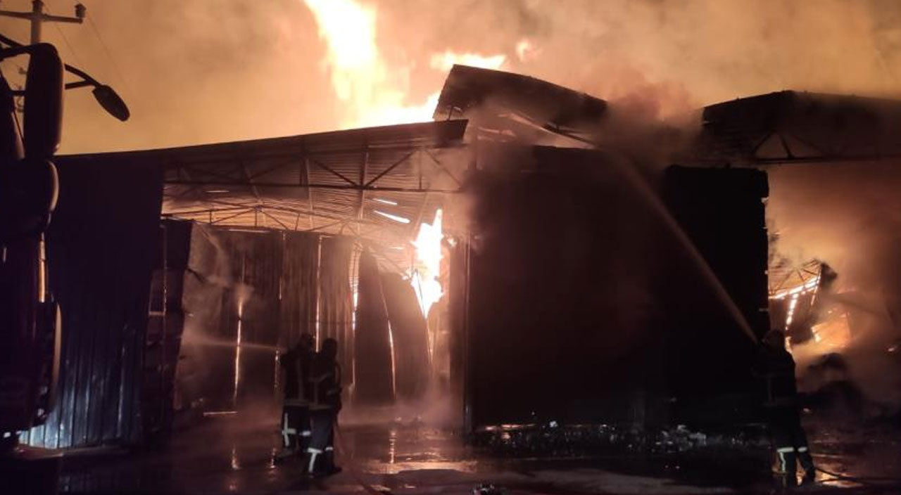 Yalova’da korkutan yangın: Alevler tüm fabrikayı sardı