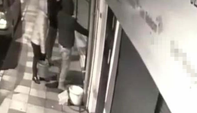 Kapıdan 40 kilo altın ve 750 bin lira ile çıktılar