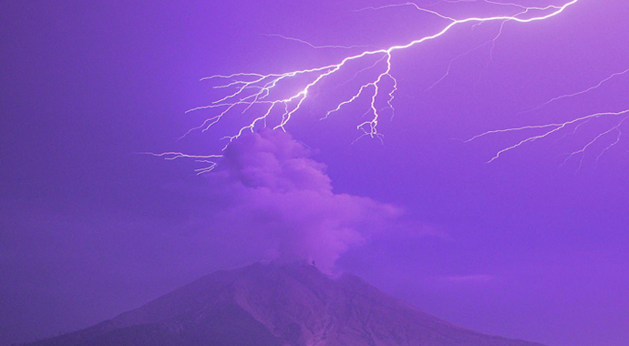 Volkan patlamasının ardından şimşek çaktı, gökyüzü mor renge büründü