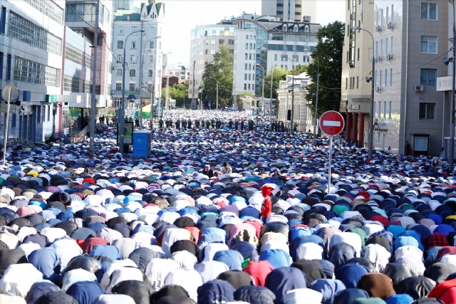 Moskova'da yaşayan Müslümanlar, bayram namazı için camilere akın etti