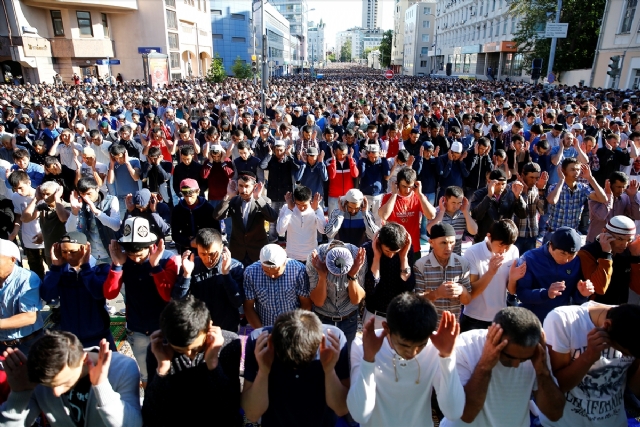 Moskova'da yaşayan Müslümanlar, bayram namazı için camilere akın etti
