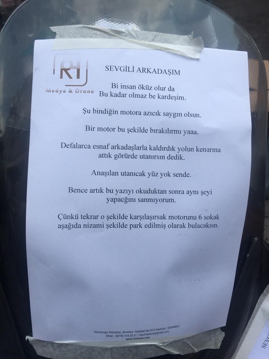 Motosiklet sürücüsünün park inadı esnafı bezdirdi
