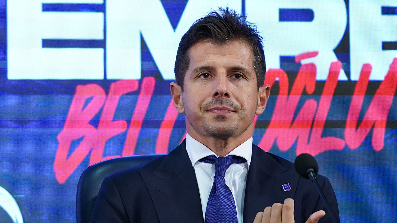 Başakşehir'de Emre Belözoğlu dönemi başladı: Hedefim en büyük olmak Başakşehir'de Emre Belözoğlu dönemi başladı: Hedefim en büyük olmak