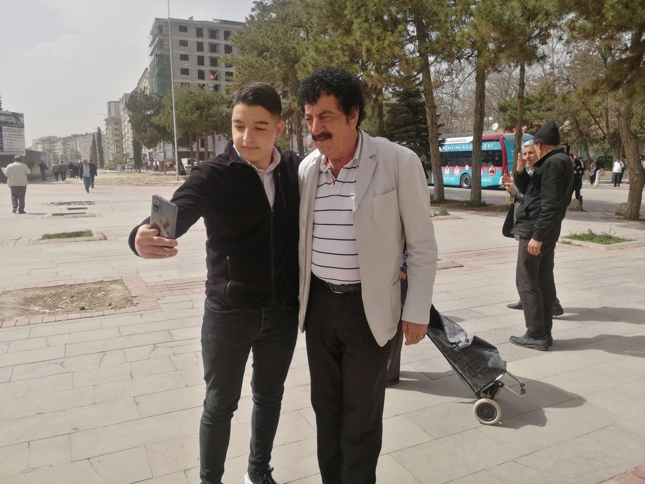 Görenler şok oldu! Elazığ sokaklarında 'Müslüm Gürses' sevgisi