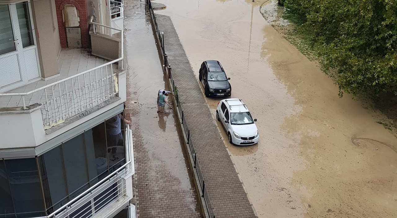 Bursa'da otobüs terminaline yıldırım düştü! Çatı çöktü, ağaçlar yıkıldı