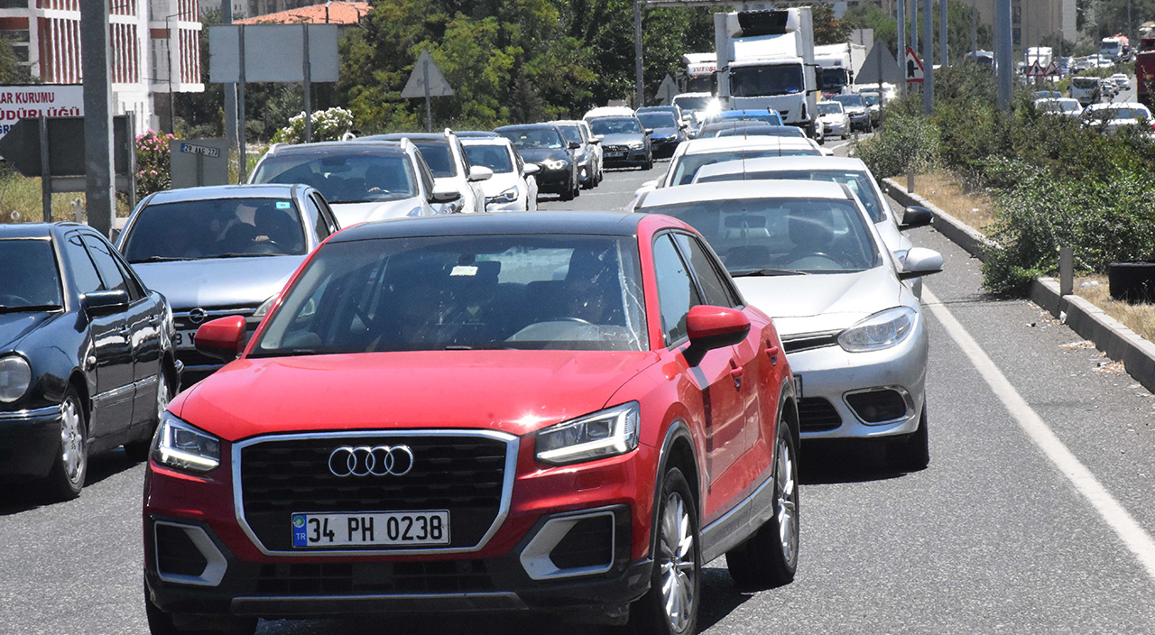 Tatilciler dönüş yolunda: Trafik çilesi başladı, birçok noktada yoğunluk var