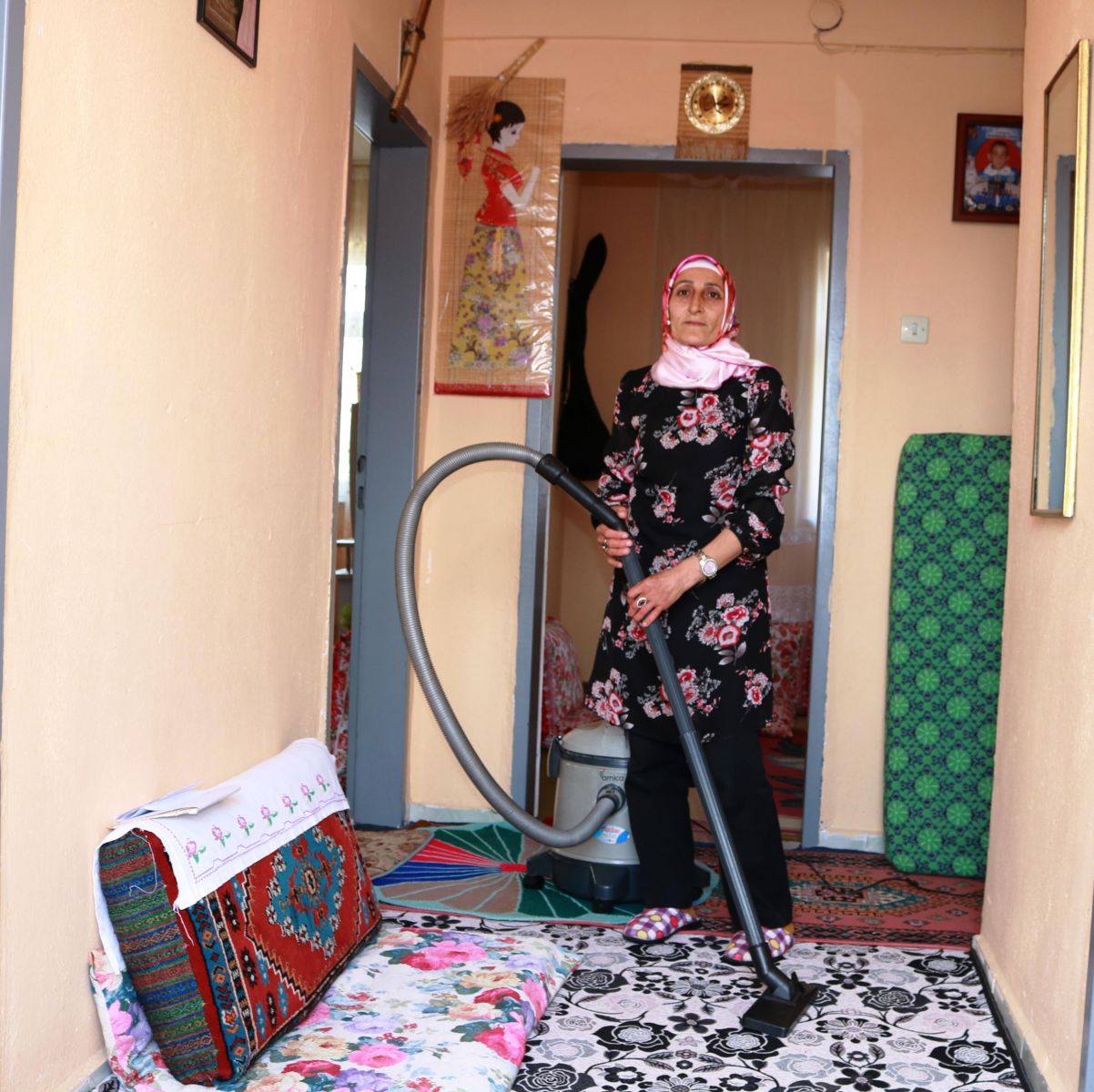 2 çocuk annesi, komşusundan borç aldığı altınla muhtar oldu