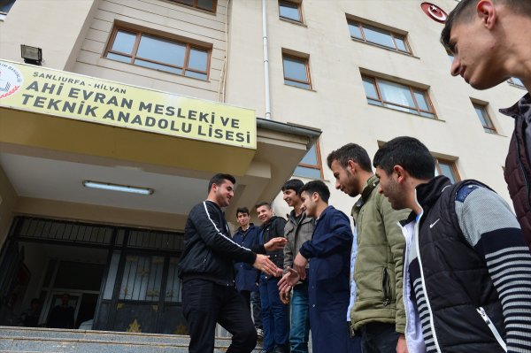 Türkiye'nin en genç muhtarı liseli Uğur işbaşı yaptı