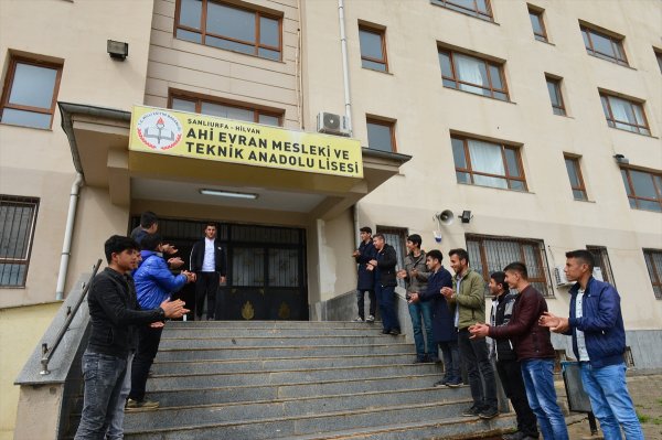 Türkiye'nin en genç muhtarı liseli Uğur işbaşı yaptı