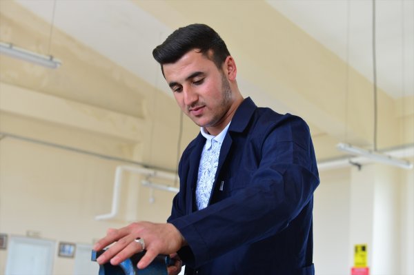 Türkiye'nin en genç muhtarı liseli Uğur işbaşı yaptı