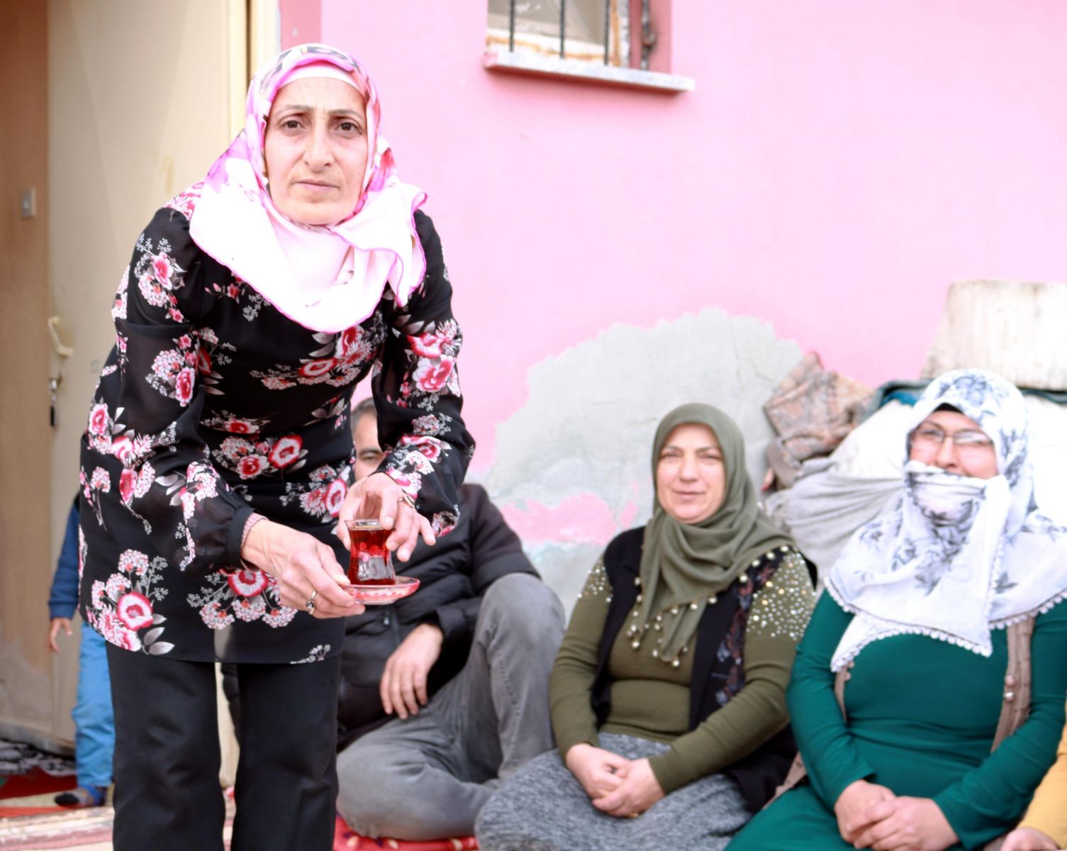 2 çocuk annesi, komşusundan borç aldığı altınla muhtar oldu