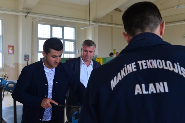 Türkiye'nin en genç muhtarı liseli Uğur işbaşı yaptı Türkiye'nin en genç muhtarı liseli Uğur işbaşı yaptı