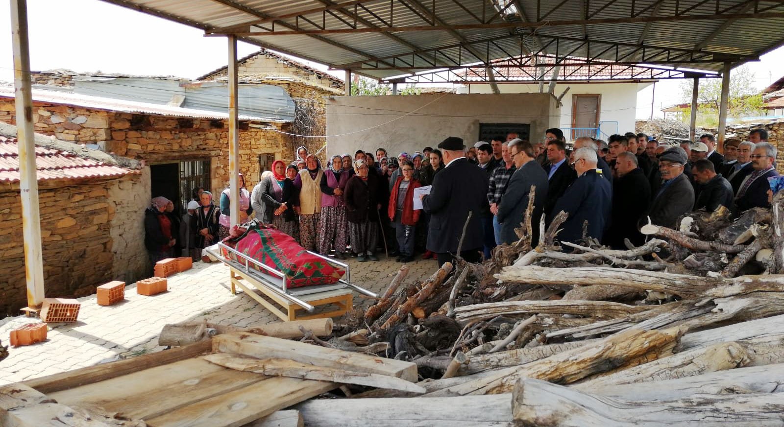 Eski muhtar arkadaşının mazbata sevincini yaşarken öldü