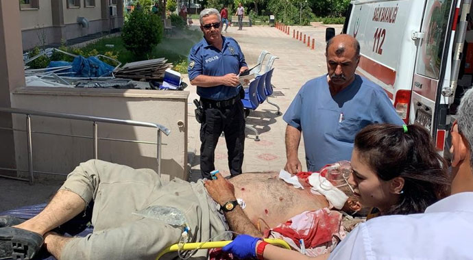 Köy muhtarı silahla vuruldu