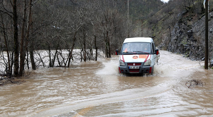 Munzur Çayı taştı, ulaşım kontrollü sağlanıyor