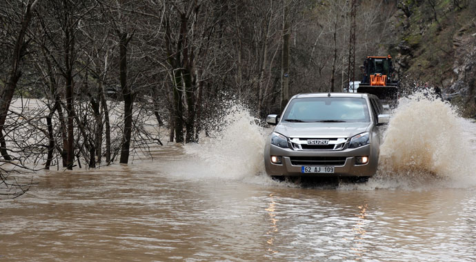 Munzur Çayı taştı, ulaşım kontrollü sağlanıyor