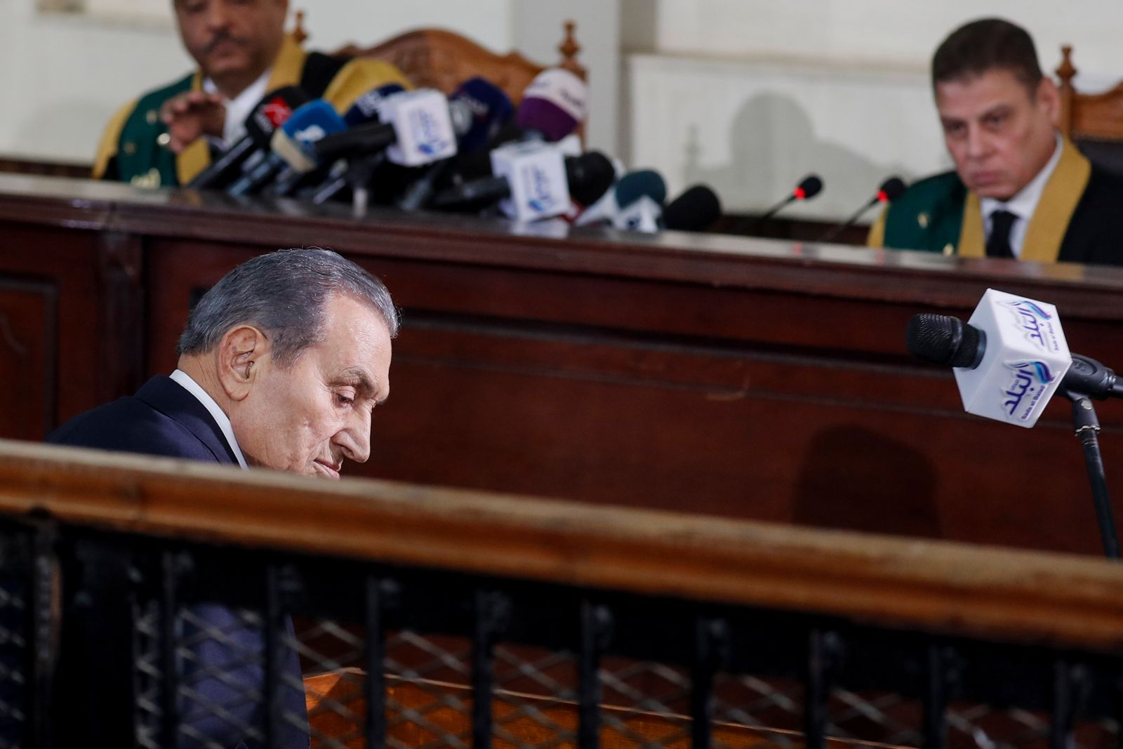 Mursi ve Mübarek ilk kez mahkemede yüzleşti