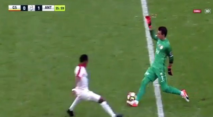 Muslera'dan Eto'o'ya müthiş çalım