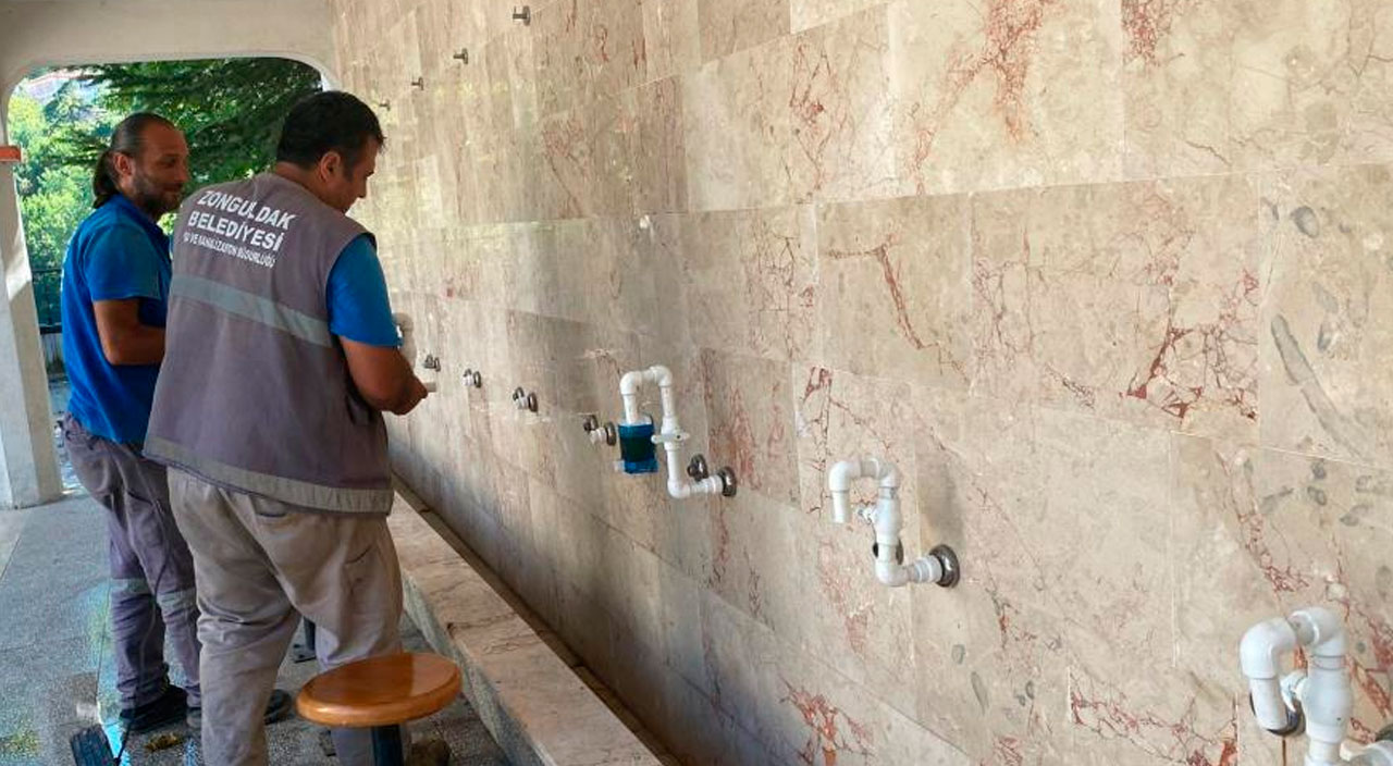 3 kez muslukları çalınan camiye plastik borulu çözüm