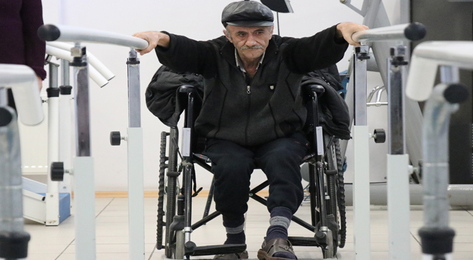 23 yıldır yürüyemeyen yaşlı adam ilk adımlarını attı