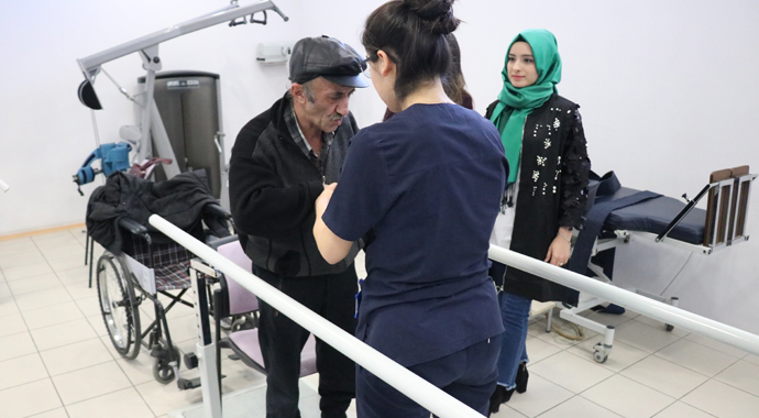 23 yıldır yürüyemeyen yaşlı adam ilk adımlarını attı