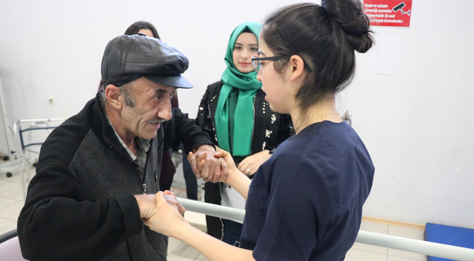 23 yıldır yürüyemeyen yaşlı adam ilk adımlarını attı