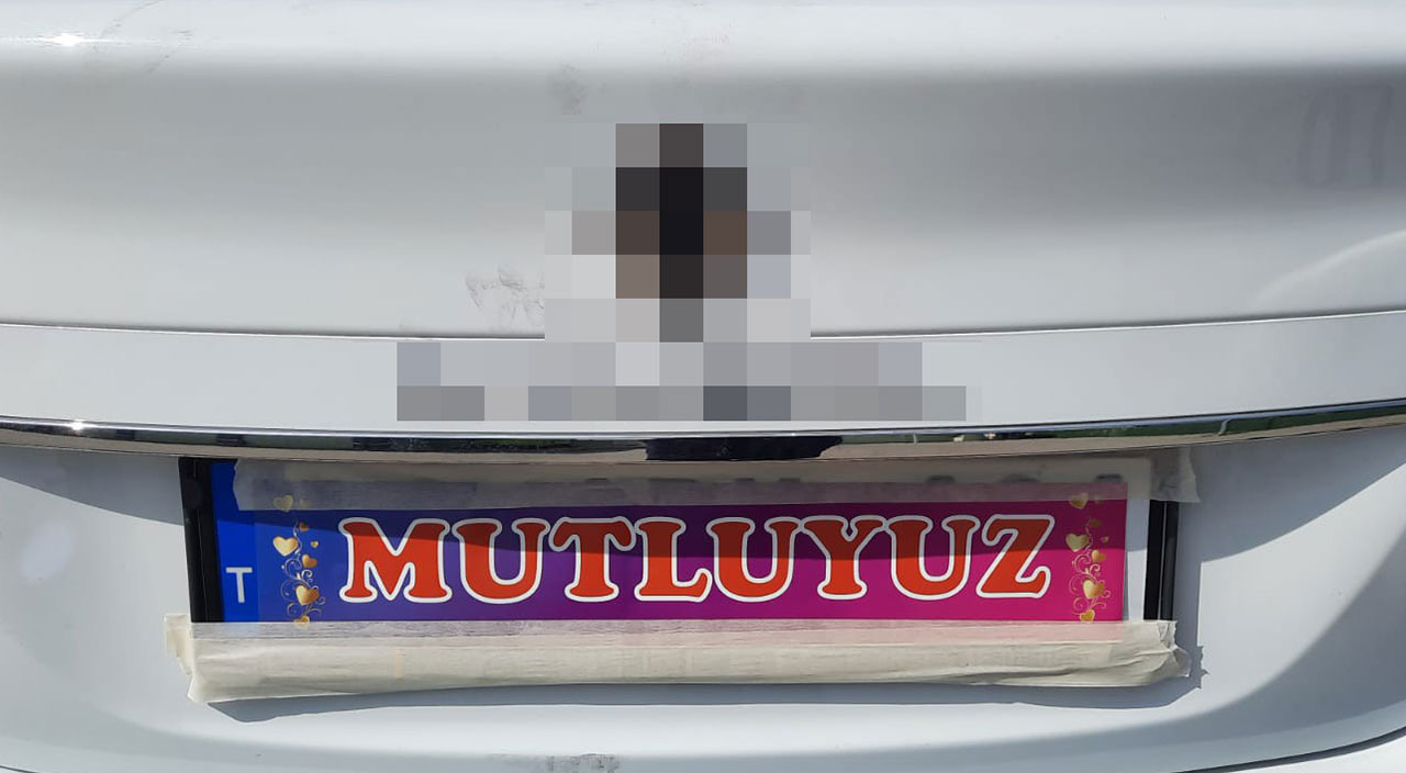 Aracın plakalarına 'evleniyoruz, mutluyuz' yazdı, altındaki gerçek bambaşka çıktı
